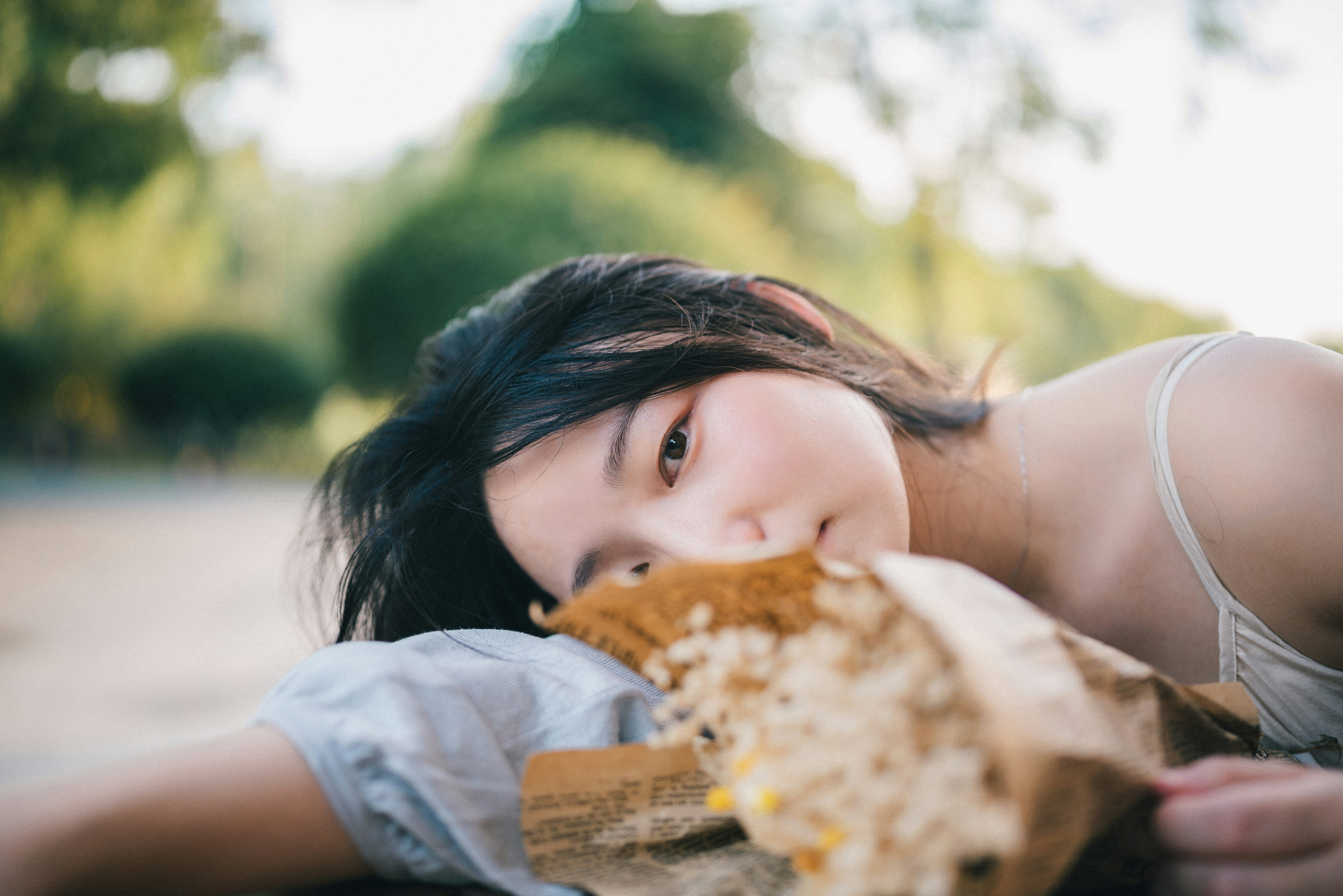 피곤하게 간식 먹는 여성