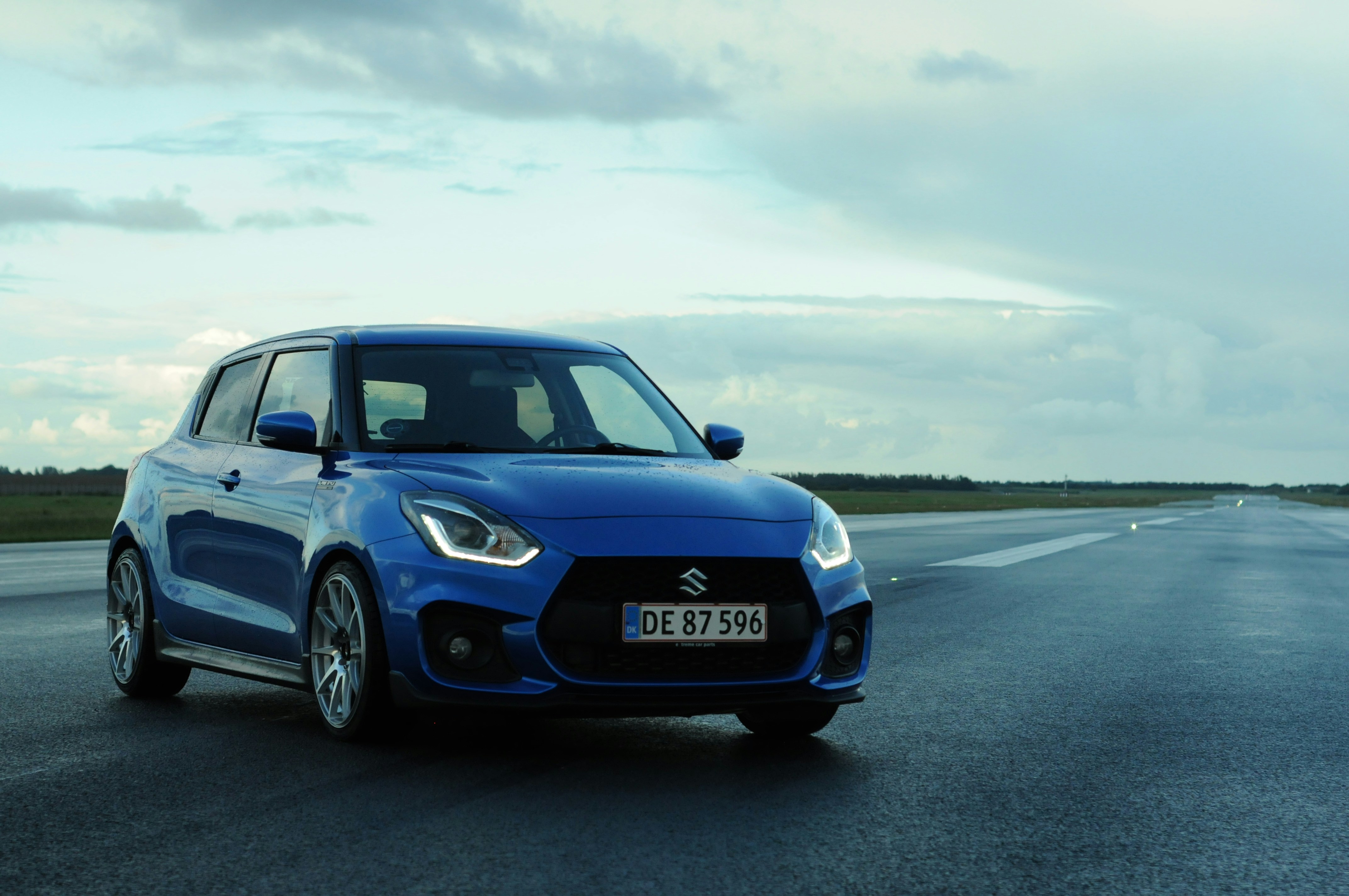 A blue car on a road photo – Free Blue Image on Unsplash