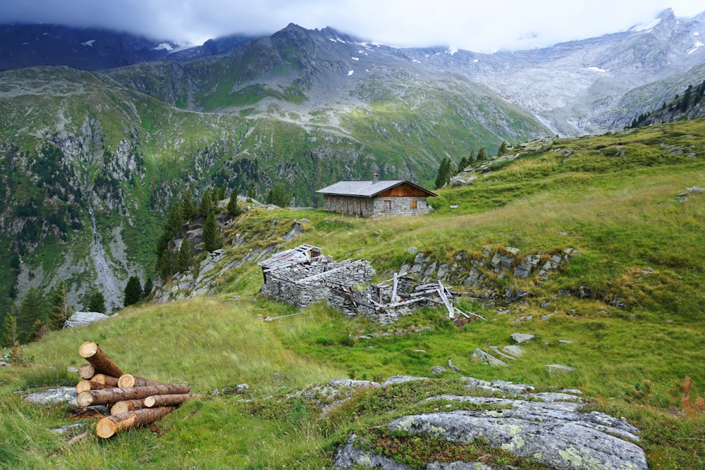 Una casa en una colina