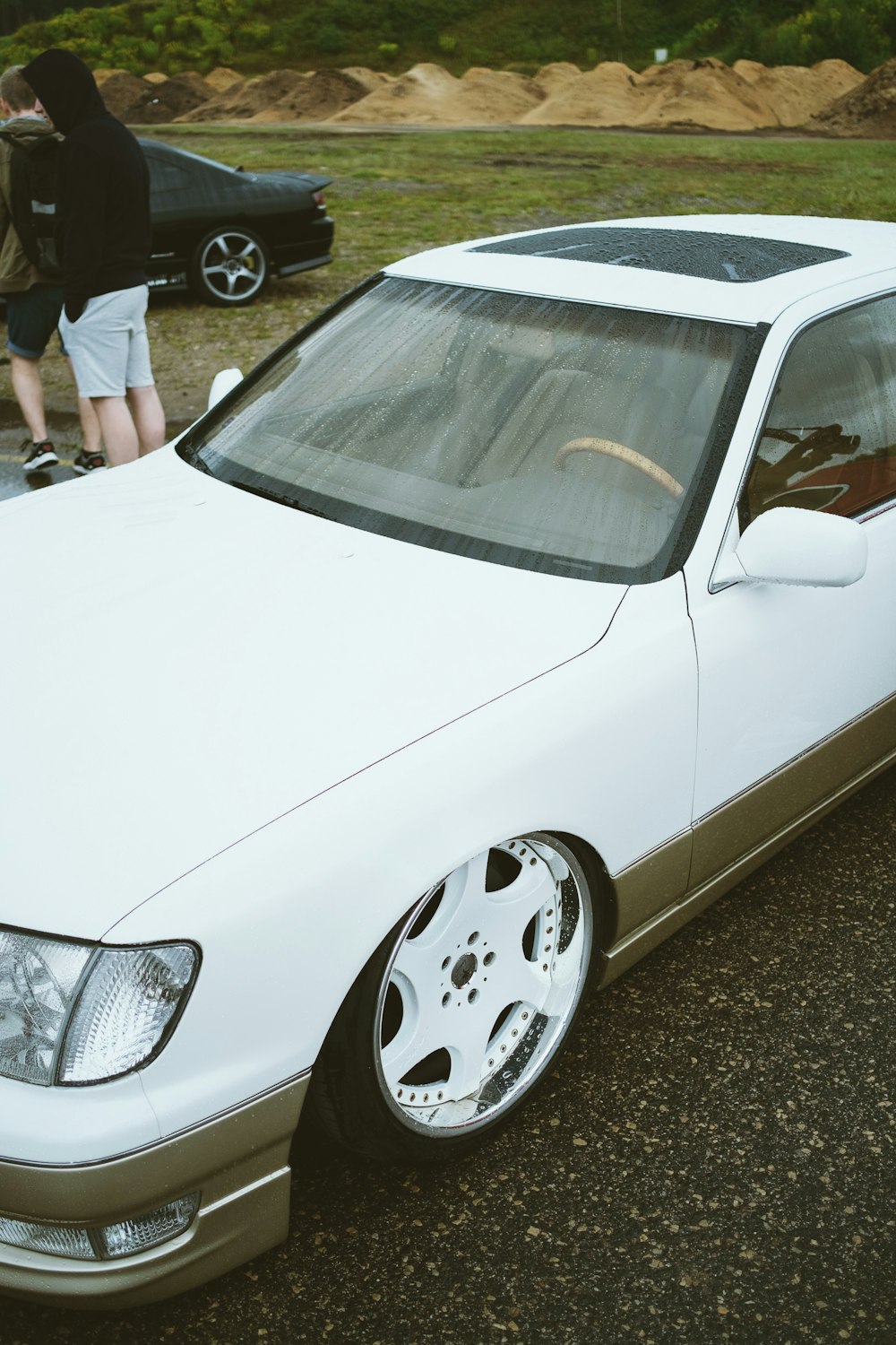 Un coche blanco con una cara de dibujos animados en el costado