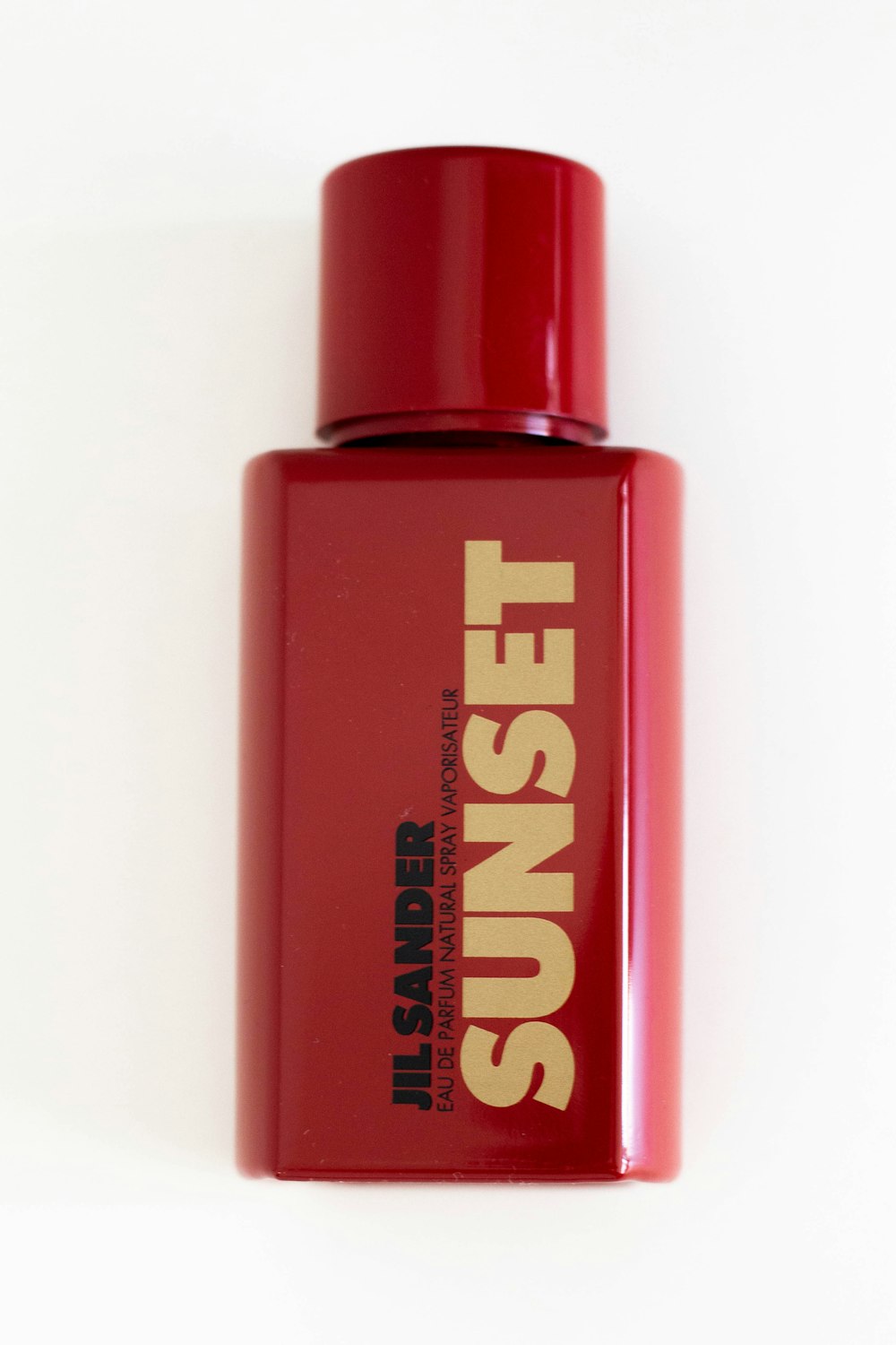 eine rote Flasche Nagellack