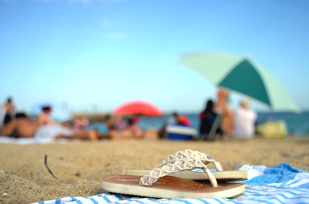 ein Surfbrett am Strand