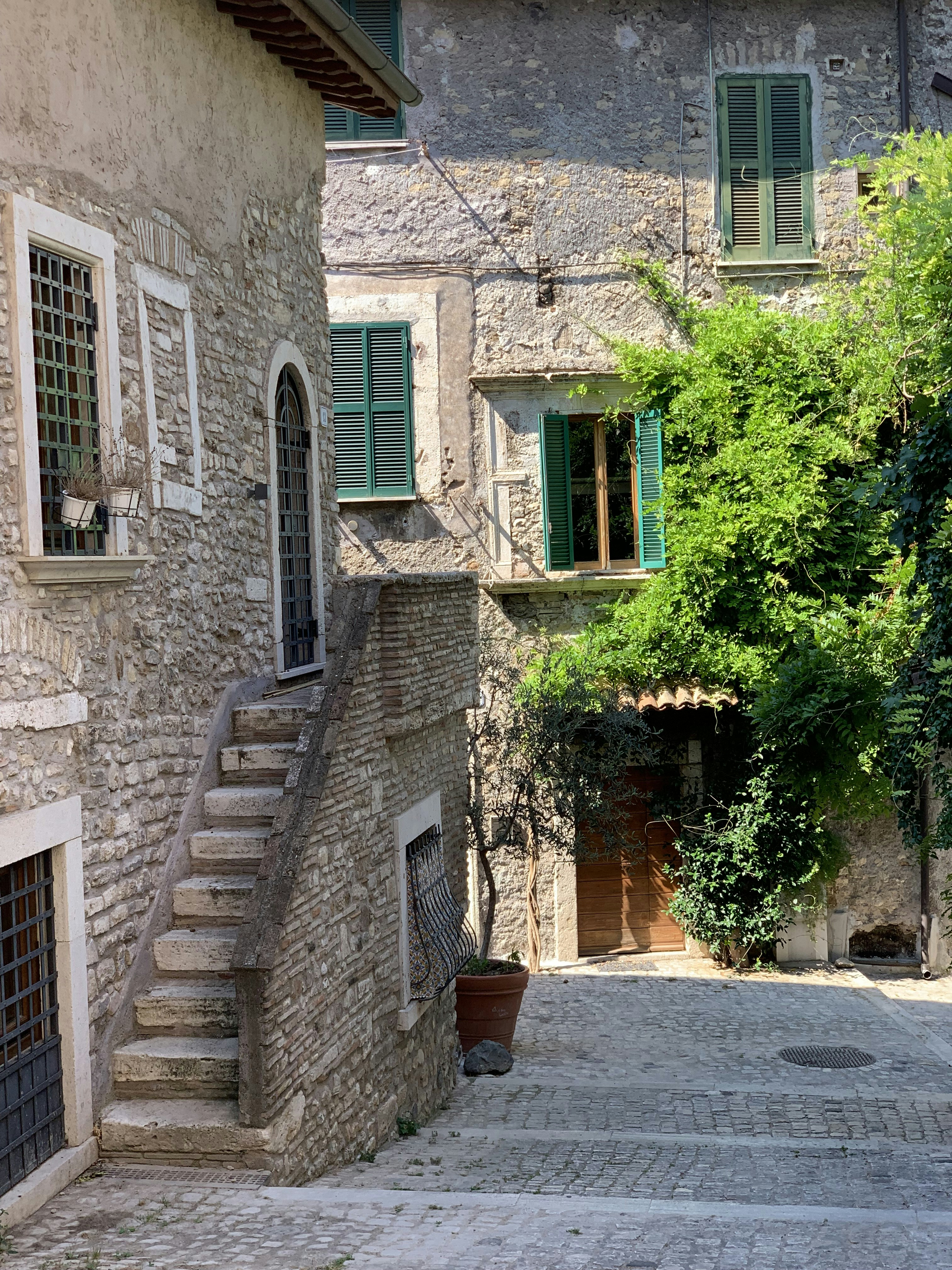 um edifício de pedra com janelas verdes