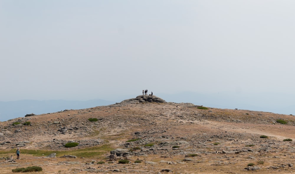 un gruppo di persone che camminano su una collina