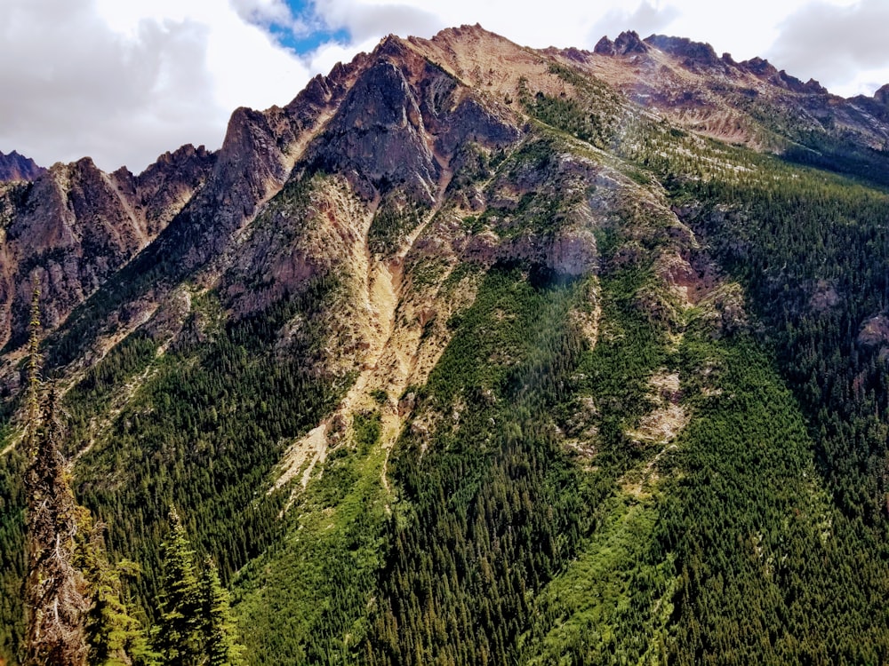 Une grande montagne rocheuse