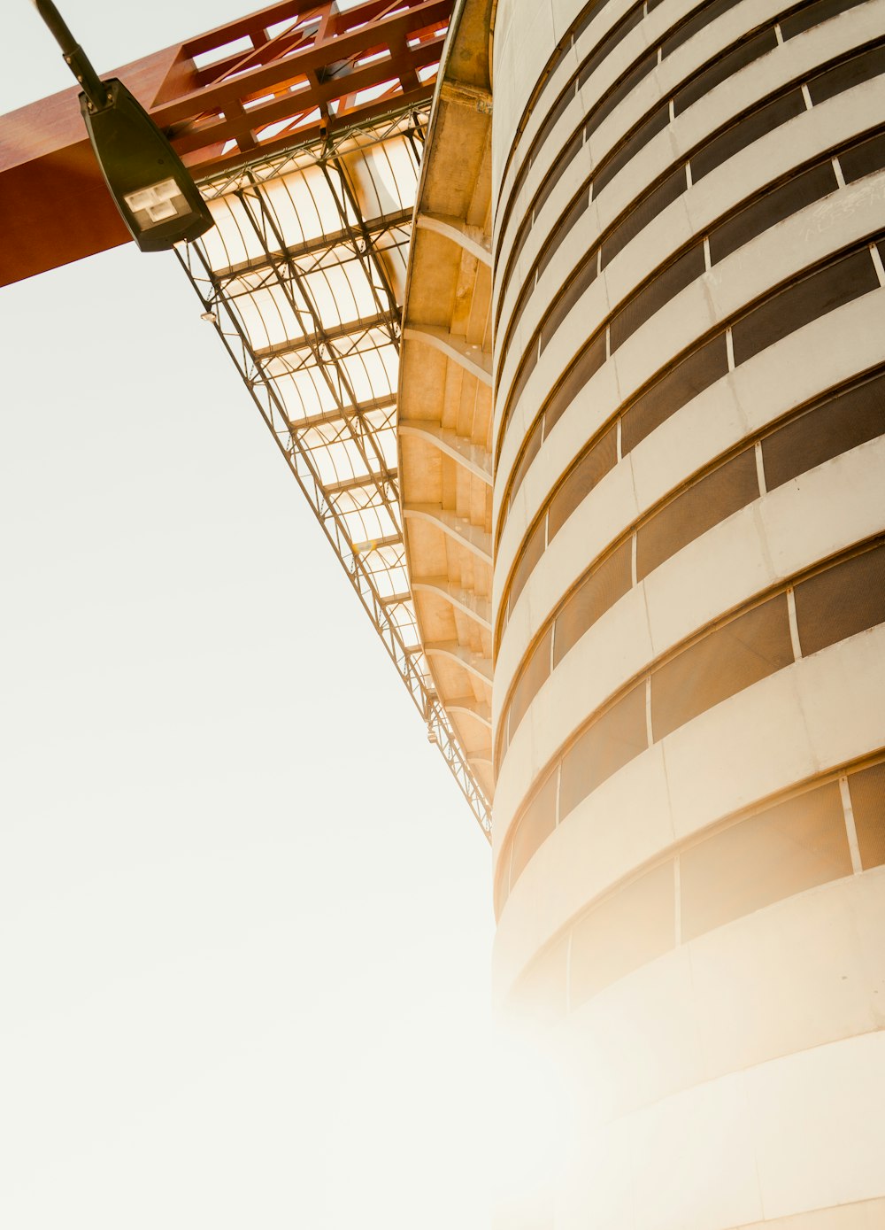 Un edificio alto con una torre alta