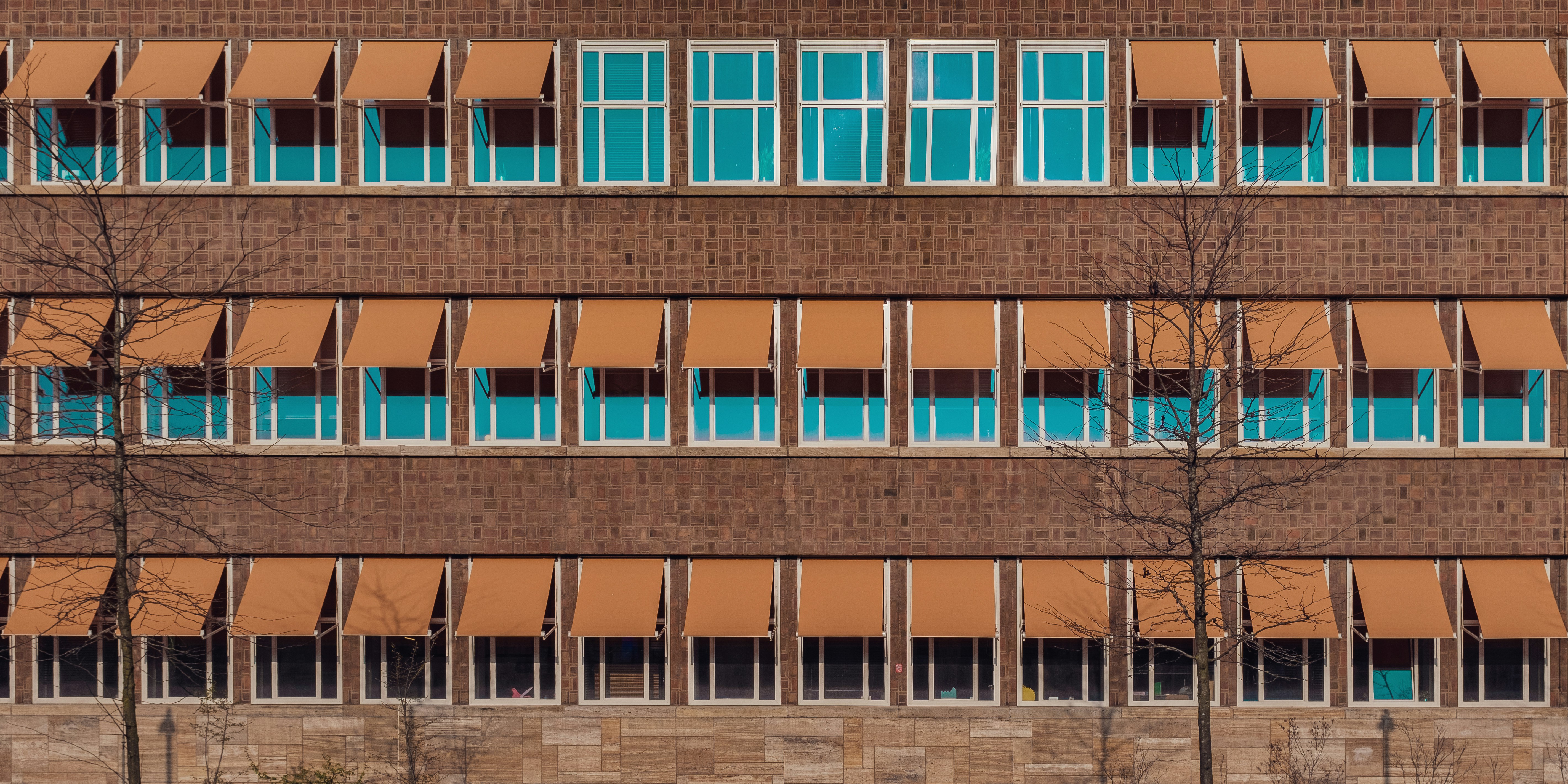 A building with many windows photo – Free Home decor Image on Unsplash