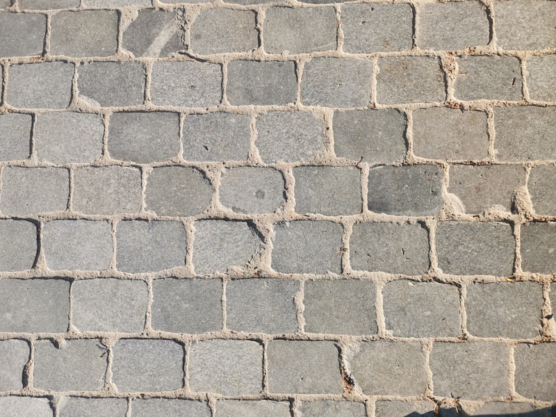 Droga z kamienia brukowego w naturalnym kolorze