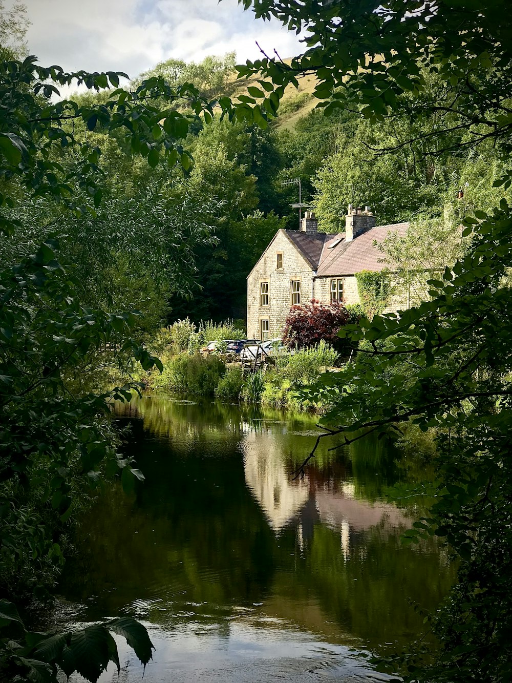 uma casa à beira de um rio