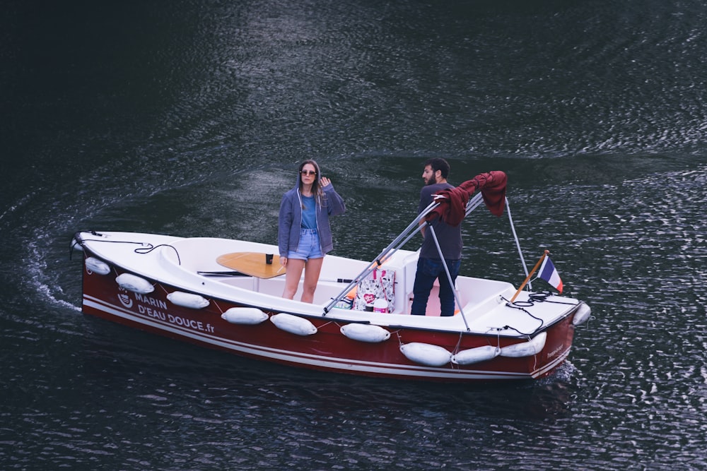 un groupe de personnes sur un bateau