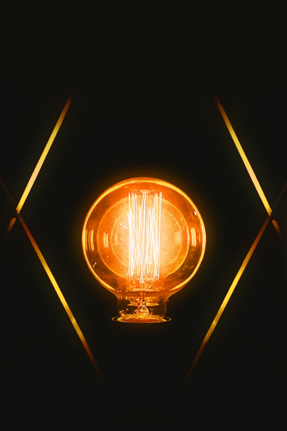 a light bulb with a yellow line