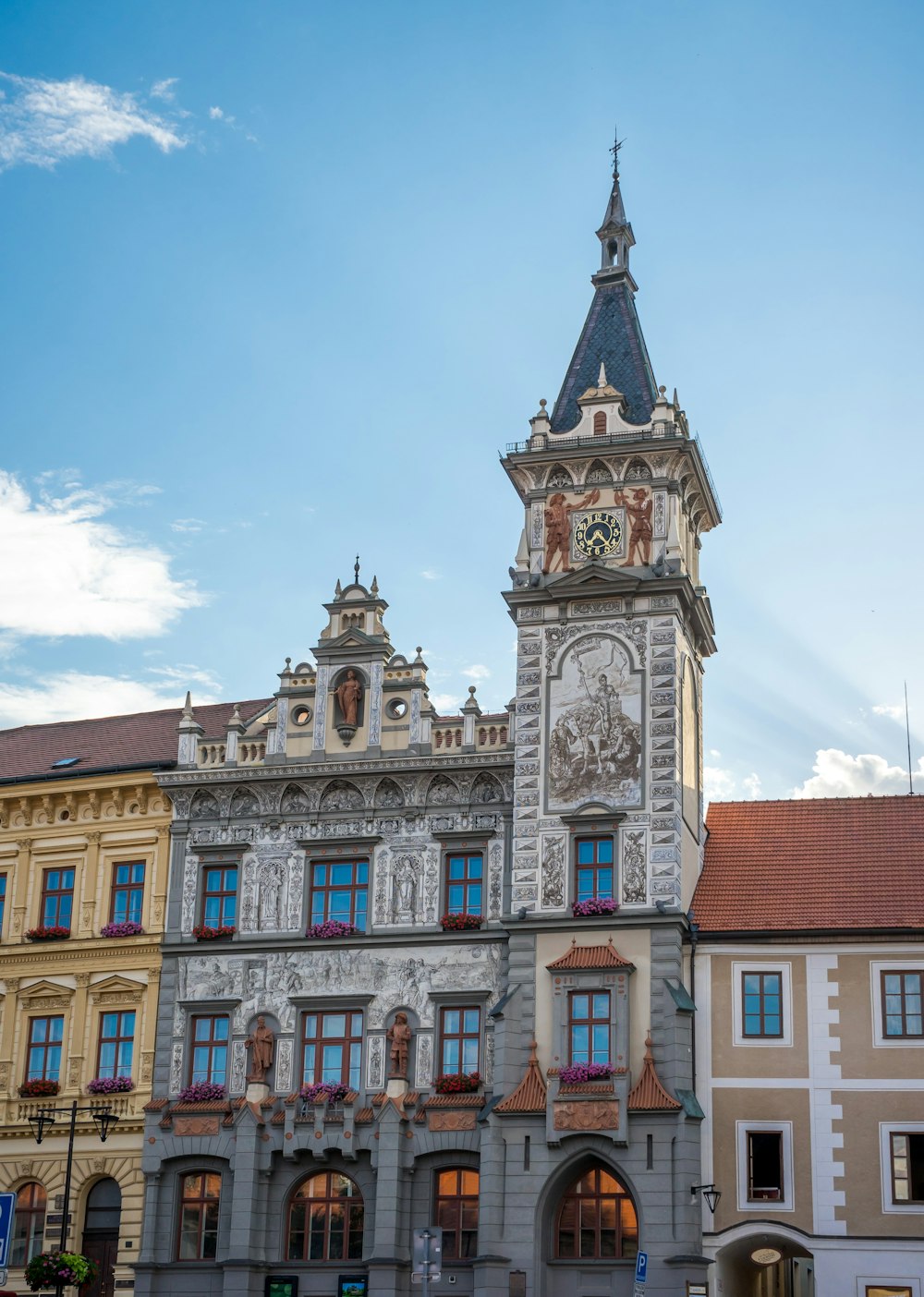 Un gran edificio con una torre del reloj