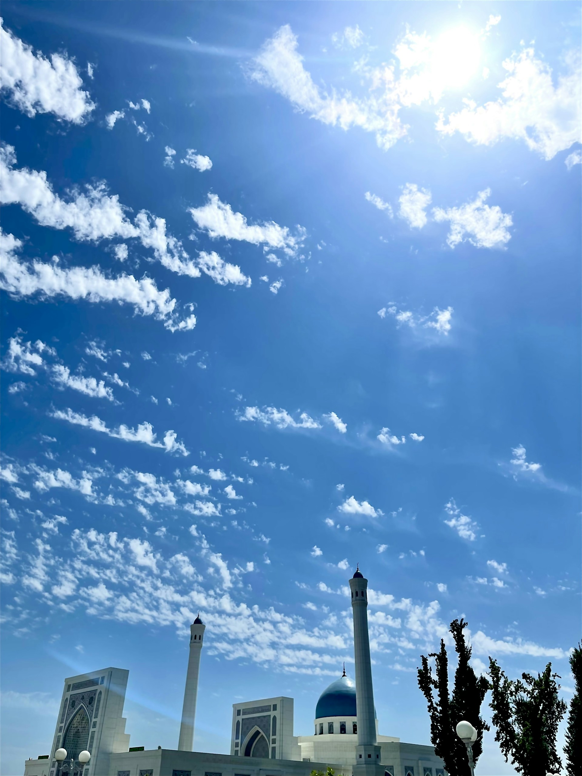 gray computer monitor