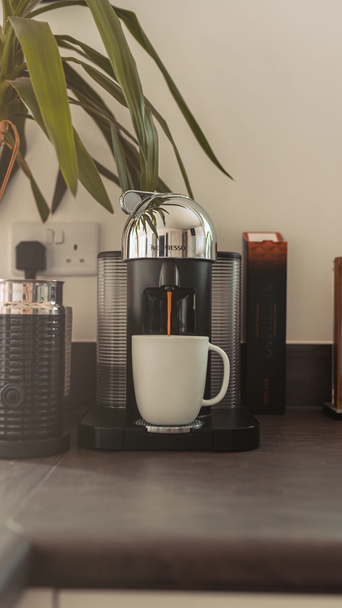 Kaffeetasse und Bücher im Morgenlicht als Symbol für eine neue rauchfreie Routine