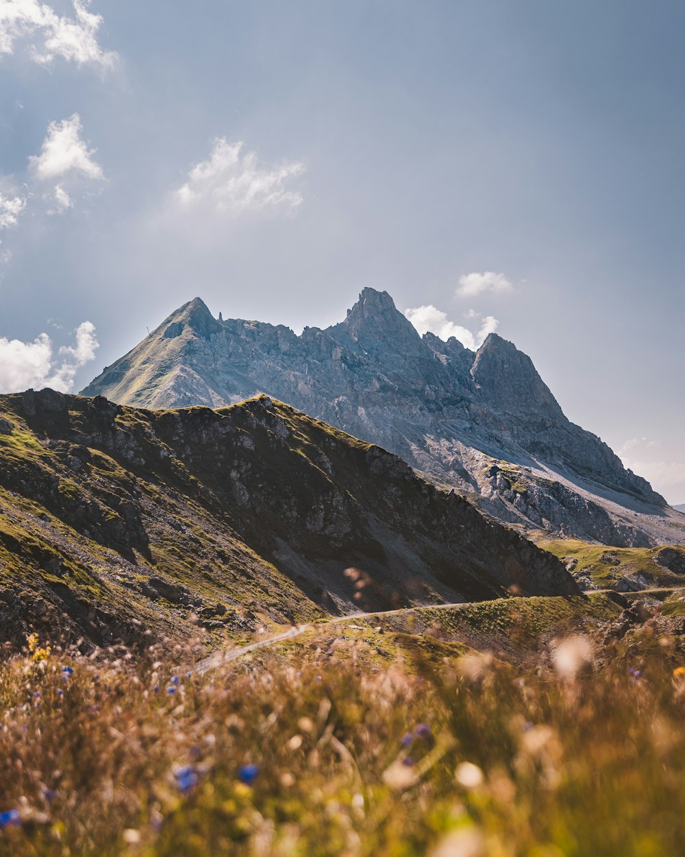 Ein Berg mit Schnee