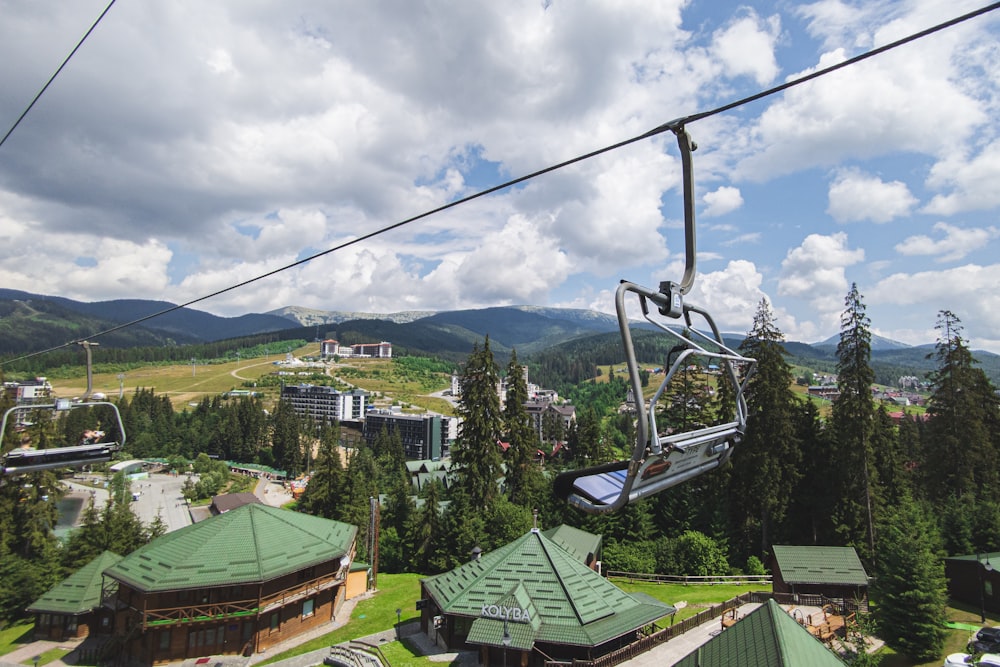 um teleférico acima de uma cidade