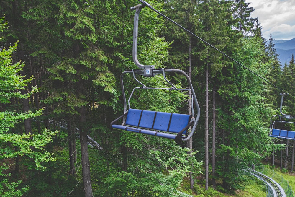 um teleférico subindo uma colina