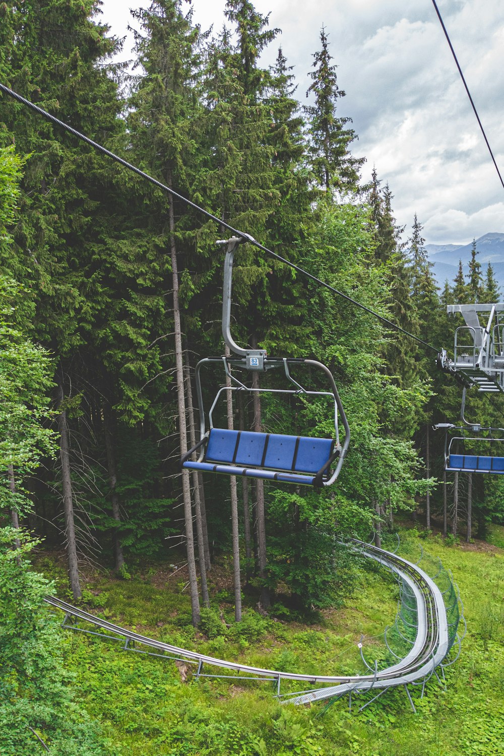 um teleférico subindo uma colina