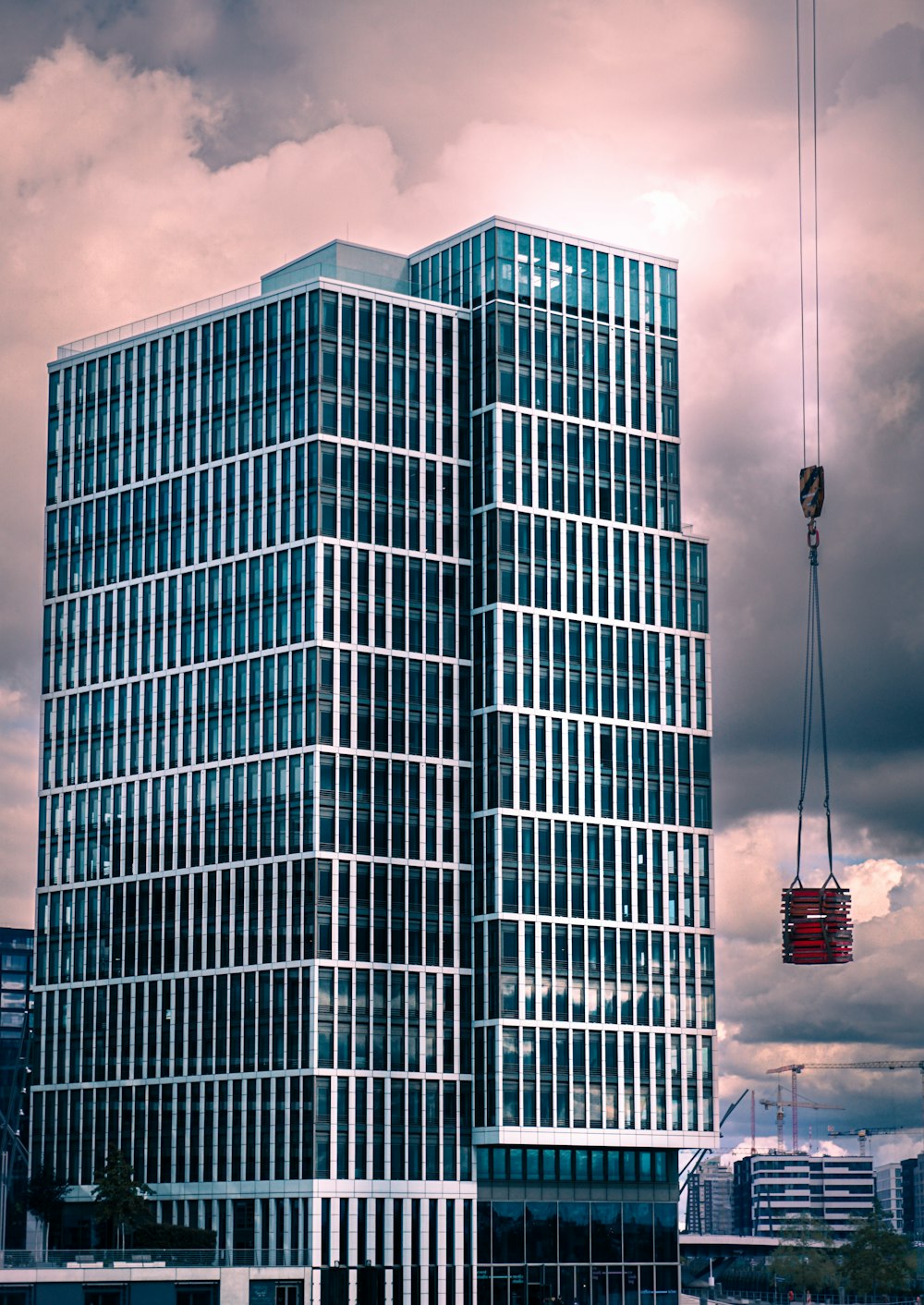 Un edificio alto con un teleférico