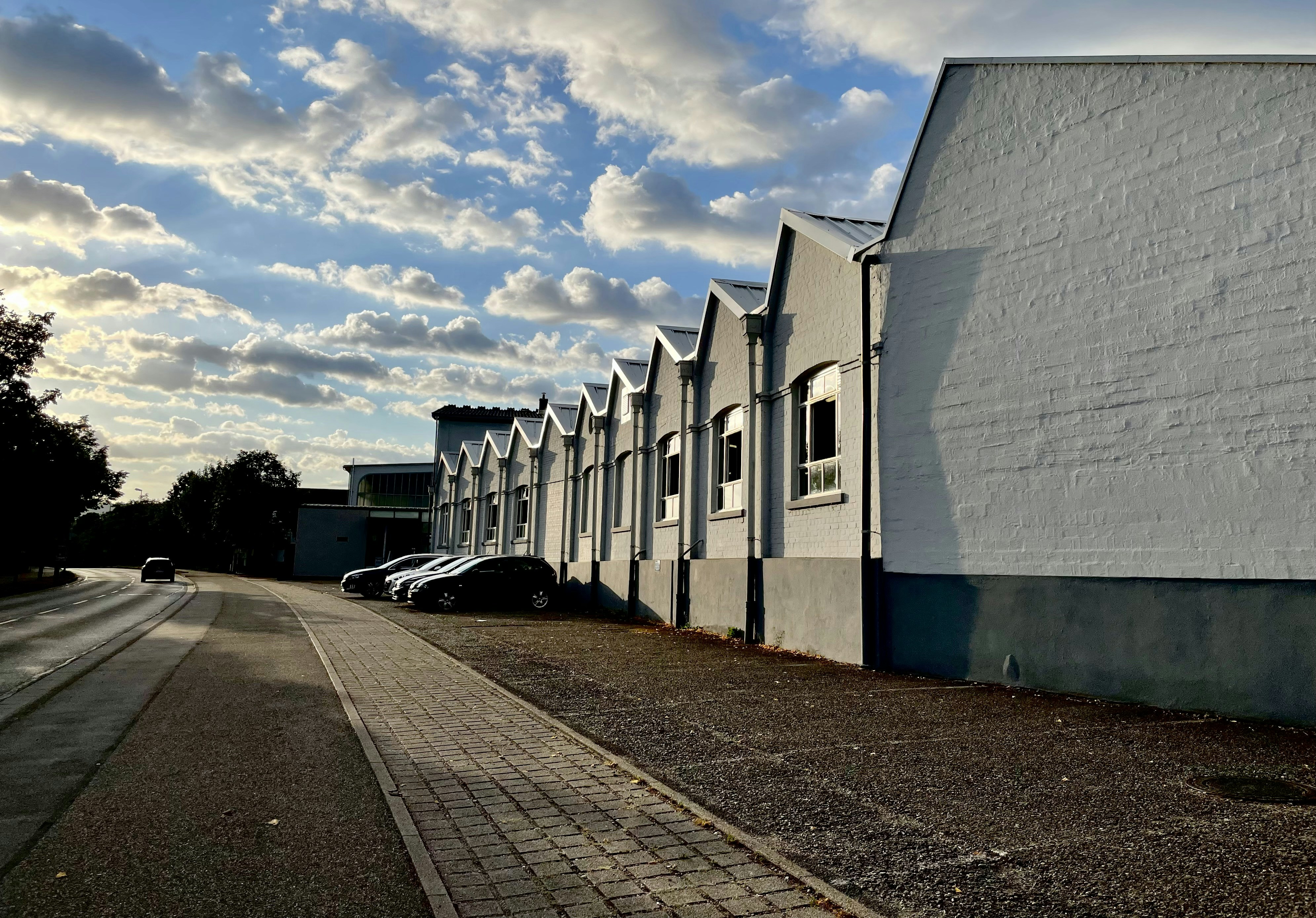 un edificio con un'auto parcheggiata di fronte ad esso