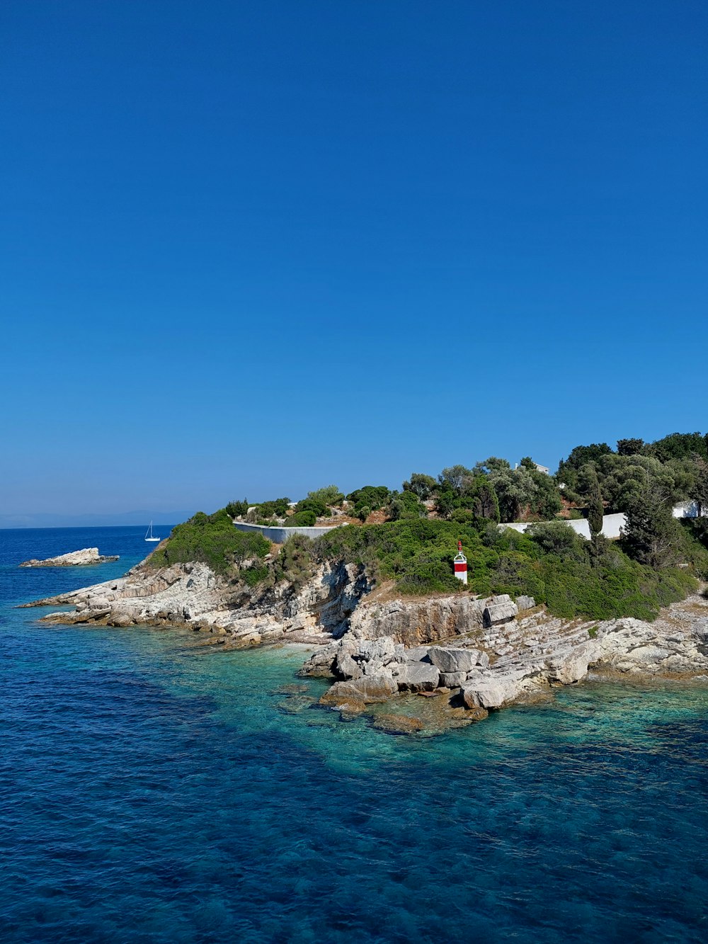 a rocky coast line