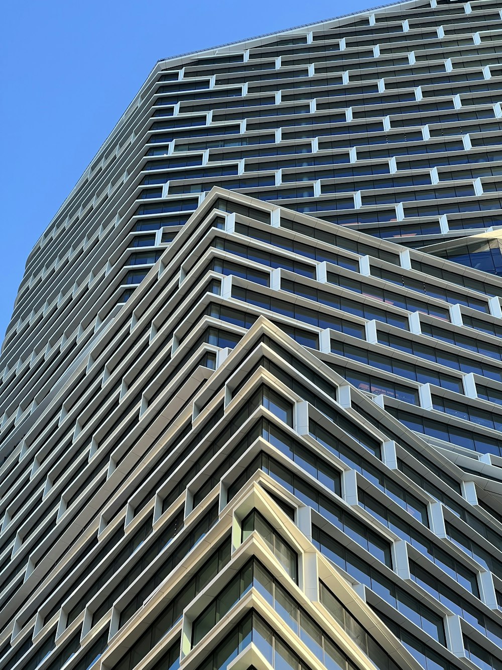 Un edificio alto con molte finestre