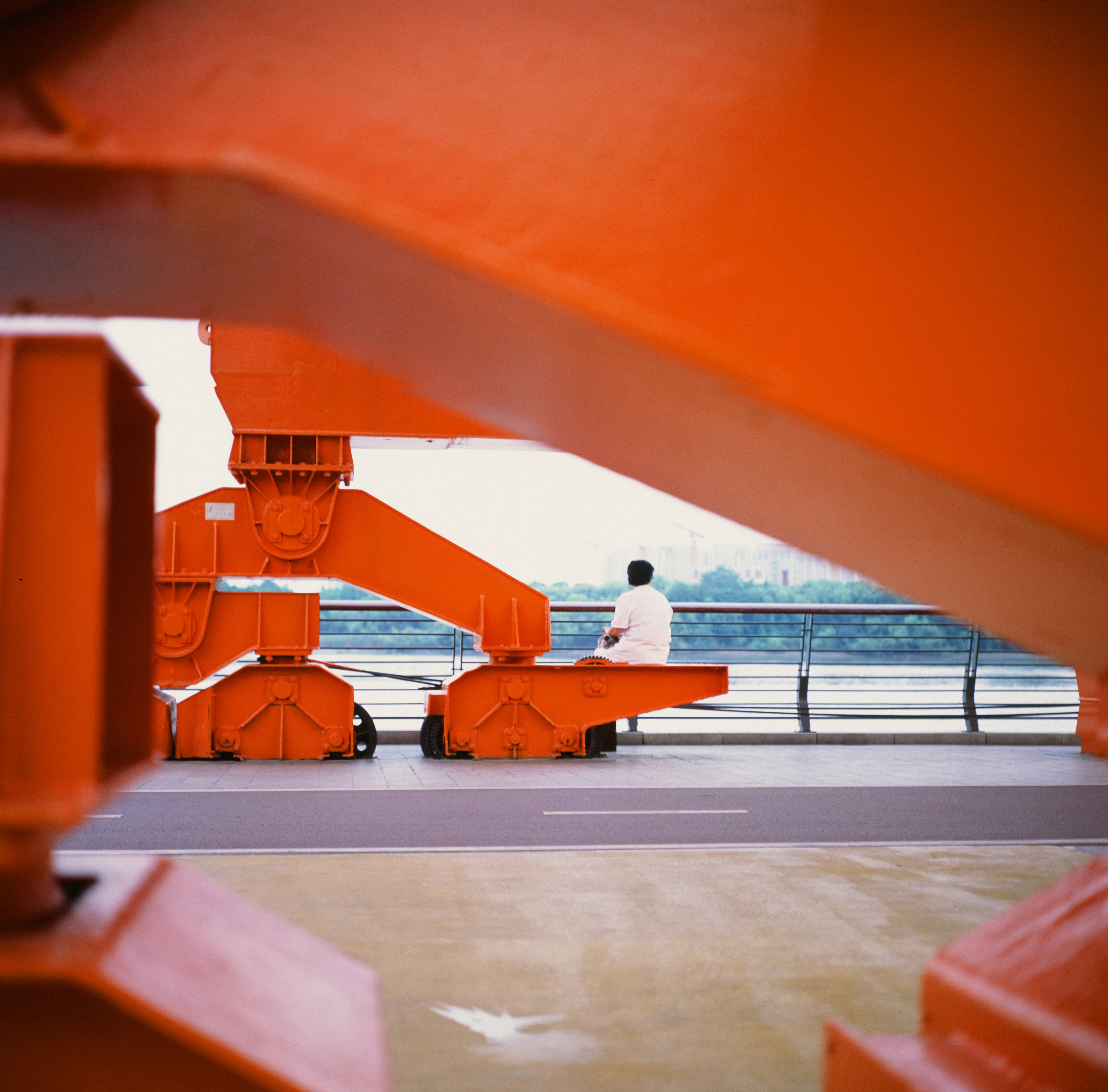 Una persona sentada en un escritorio