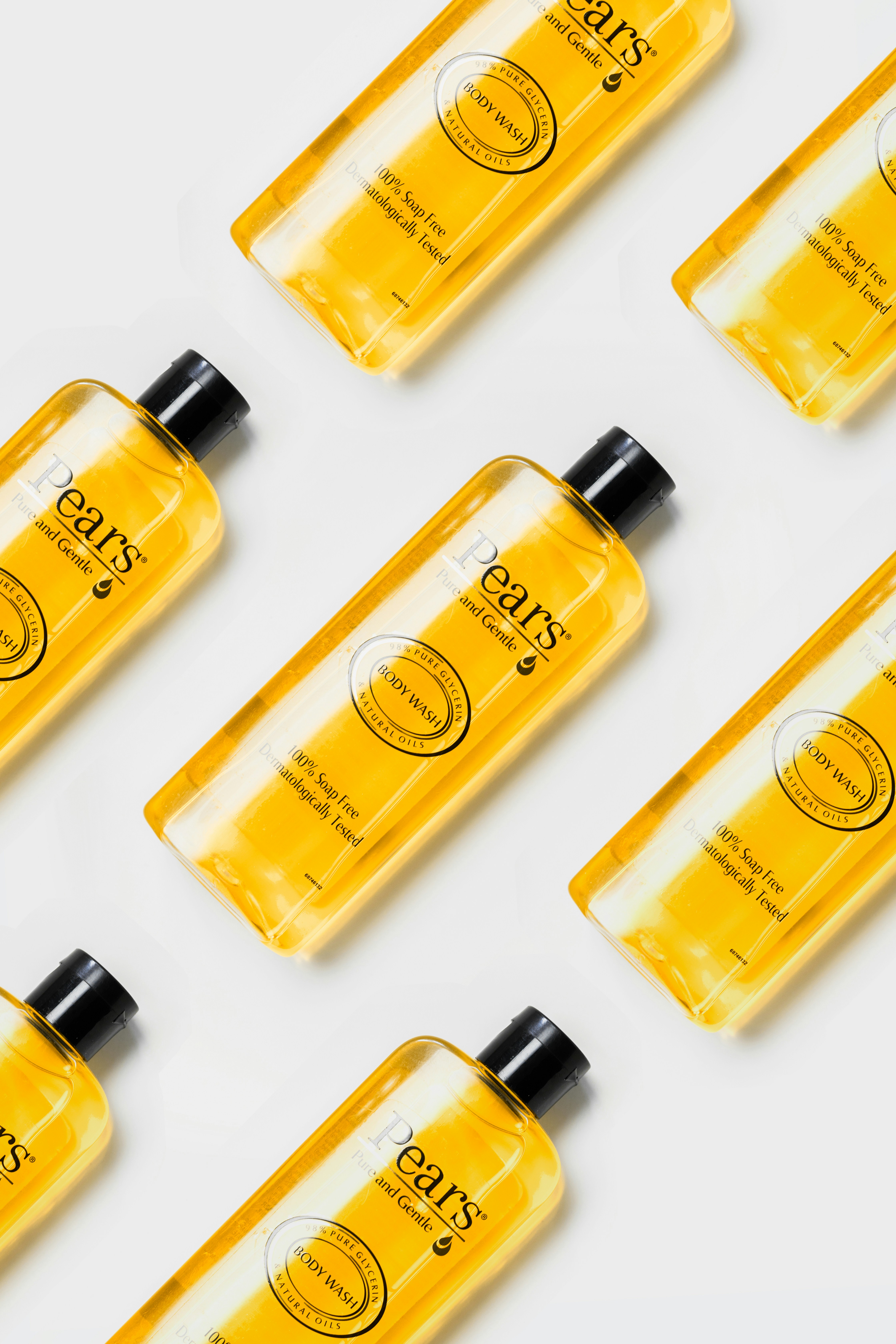 Un groupe de bouteilles en or