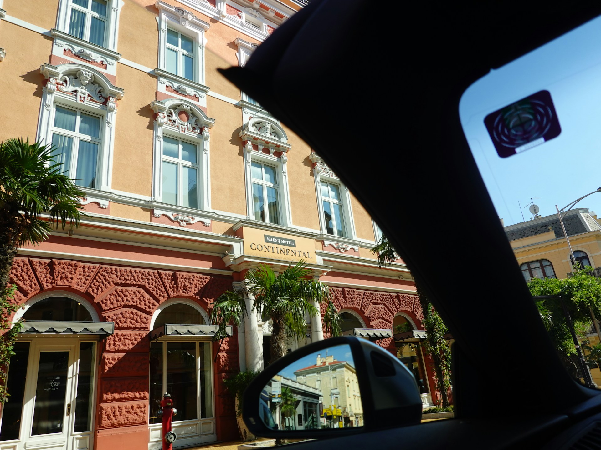 gray computer monitor