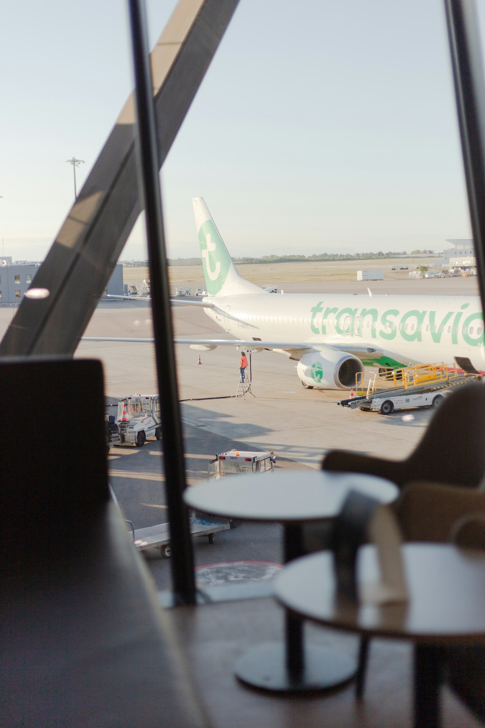 Un avión está estacionado en un aeropuerto