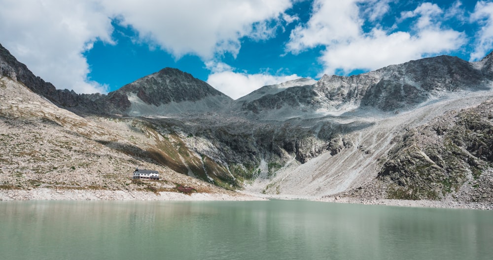 um lago com montanhas no fundo