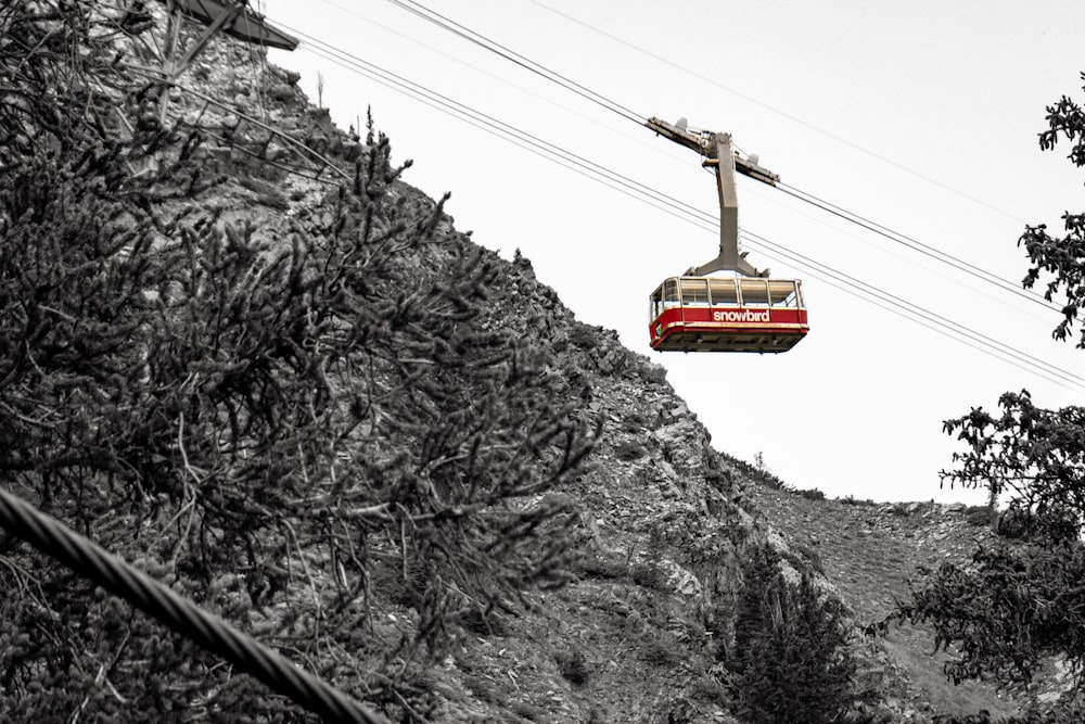 Un teleférico que pasa por encima de una colina