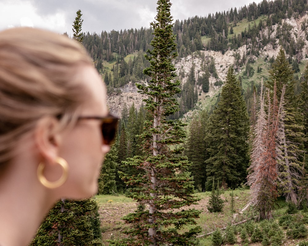 une personne regardant une forêt