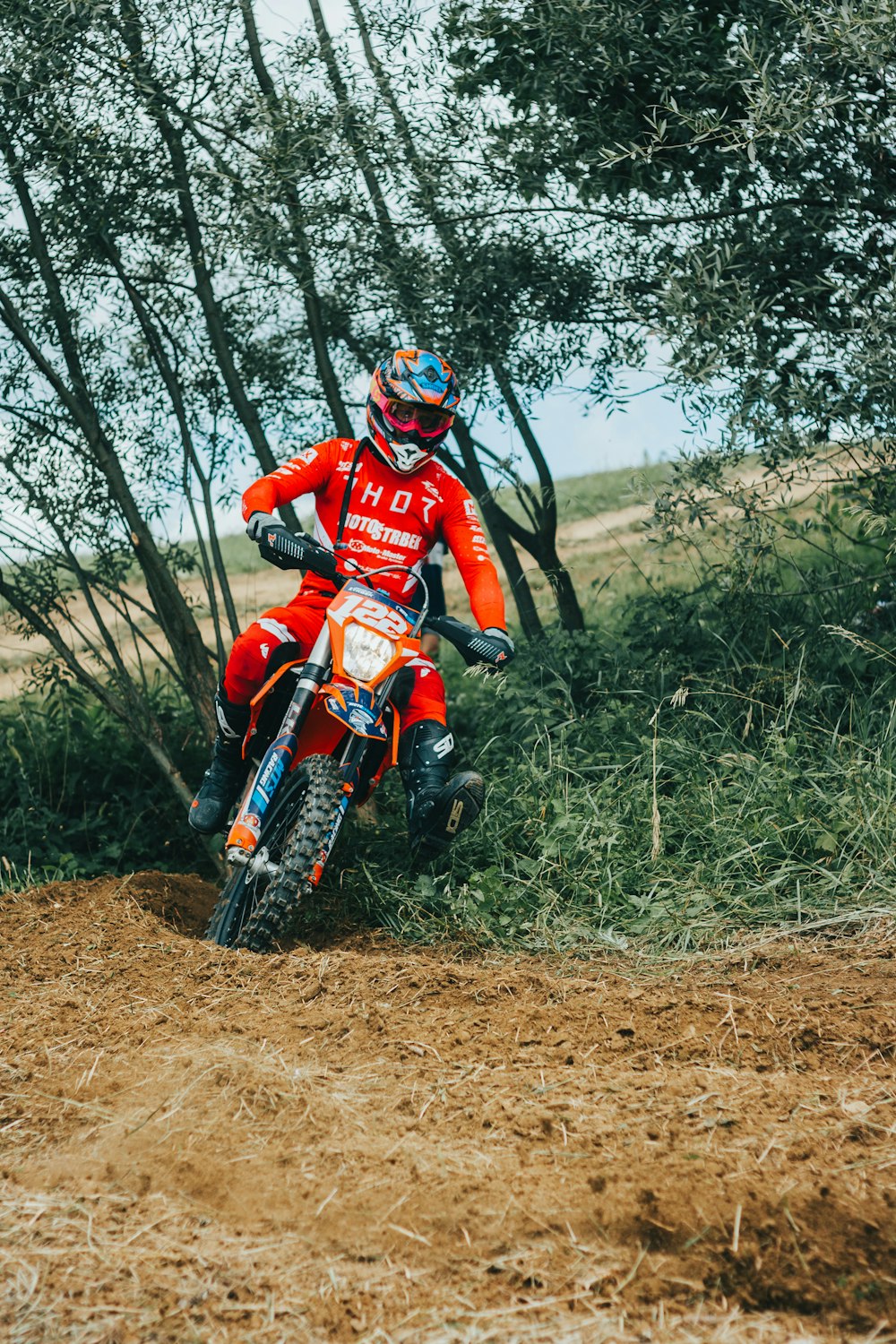 una persona montando una moto de cross