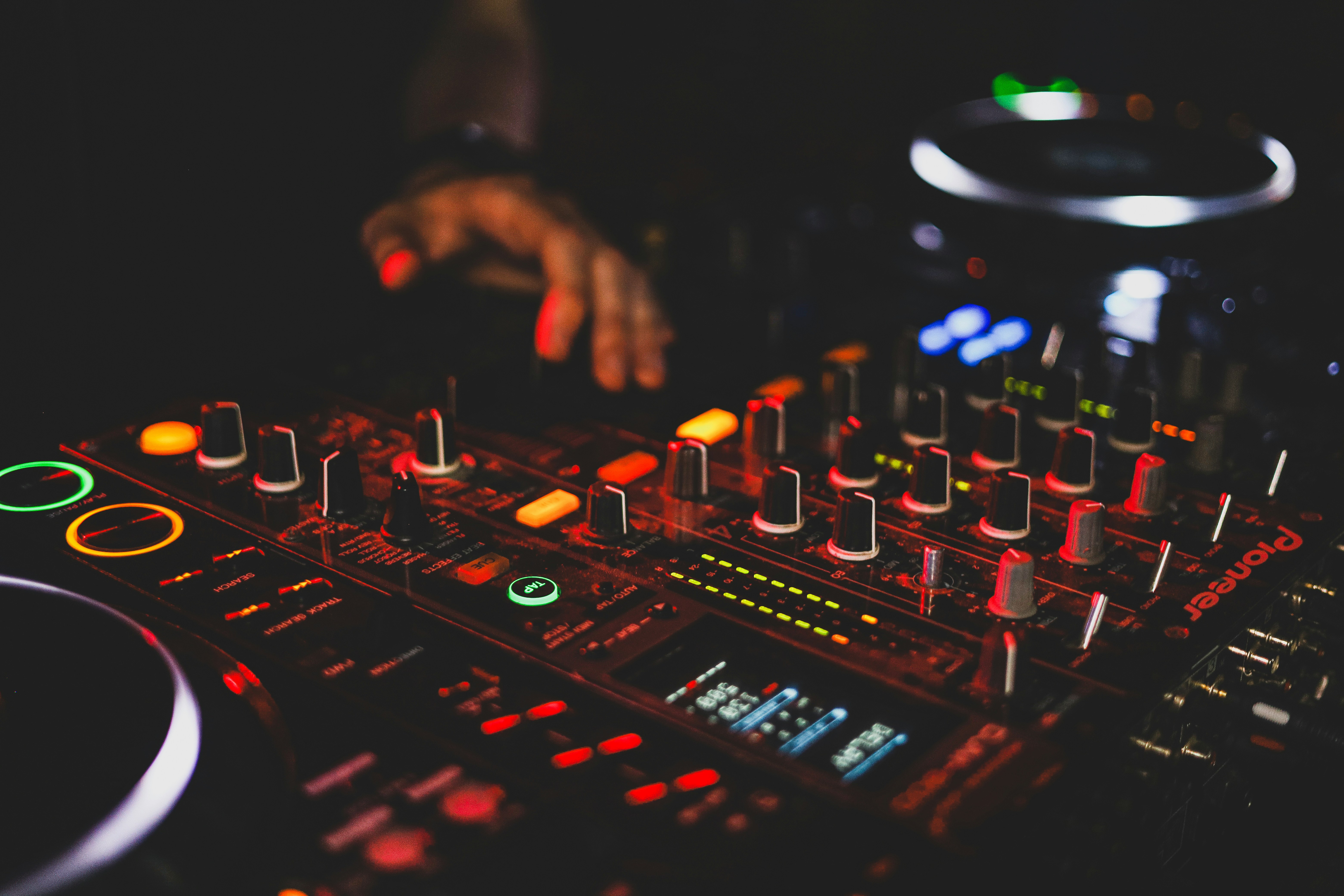 Image de Budget DJ trance pour un séminaire d’entreprise à Lyon : tarifs 2025 et conseils pratiques