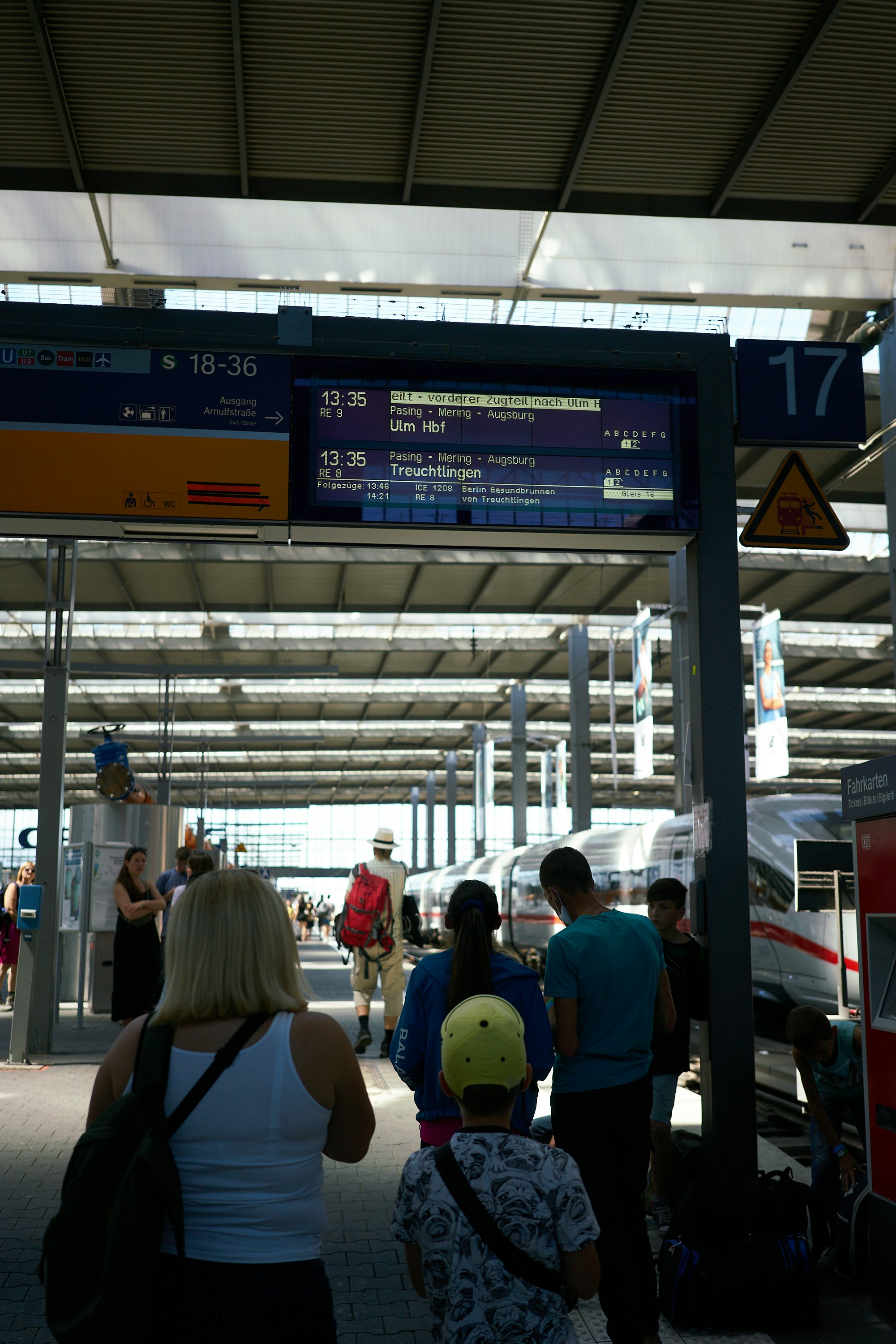 persone in attesa in una stazione ferroviaria