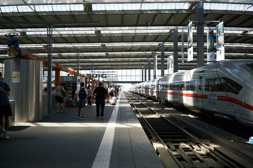 Un tren que se detiene en una estación