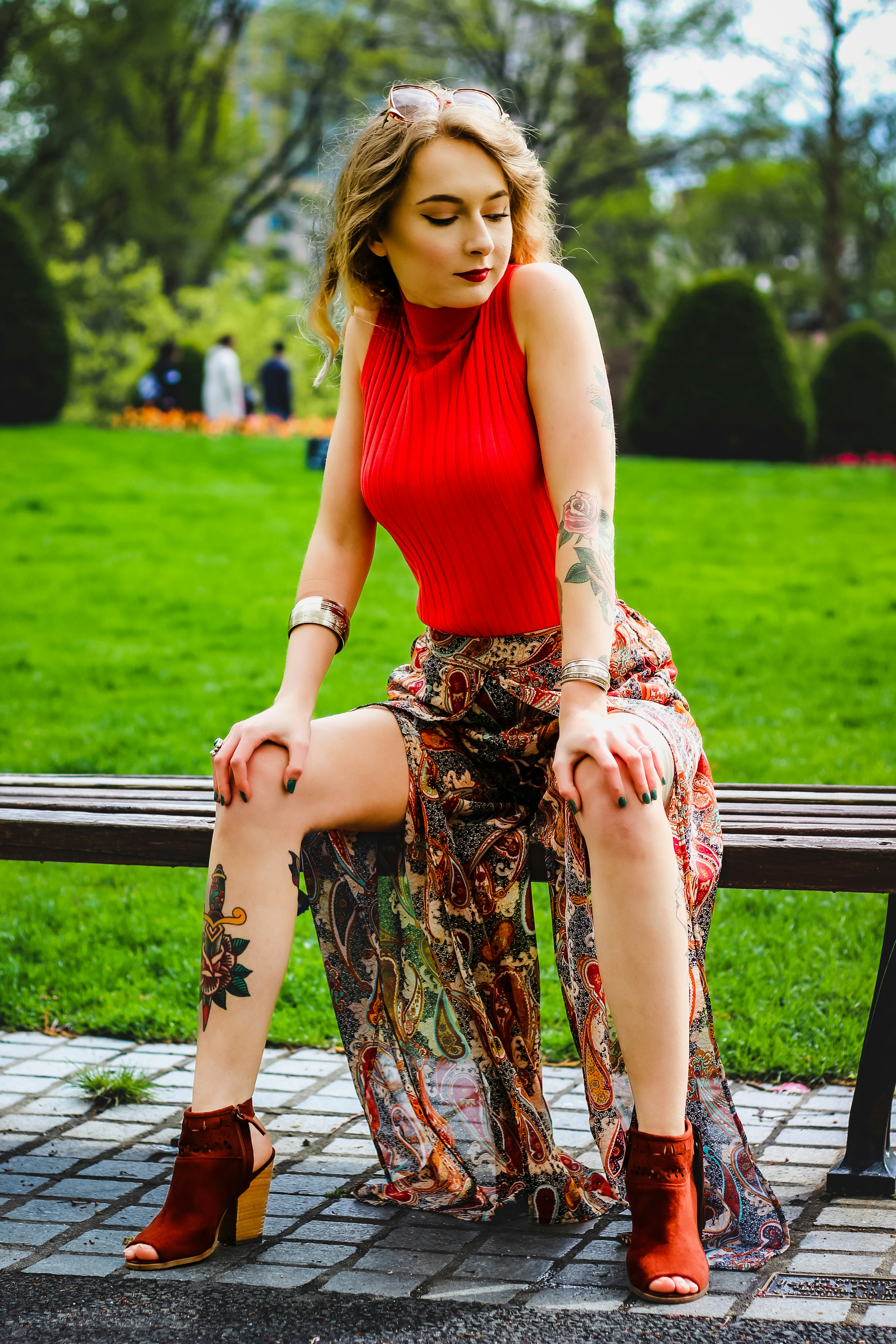 A person sitting on a bench photo – Free Furniture Image on Unsplash