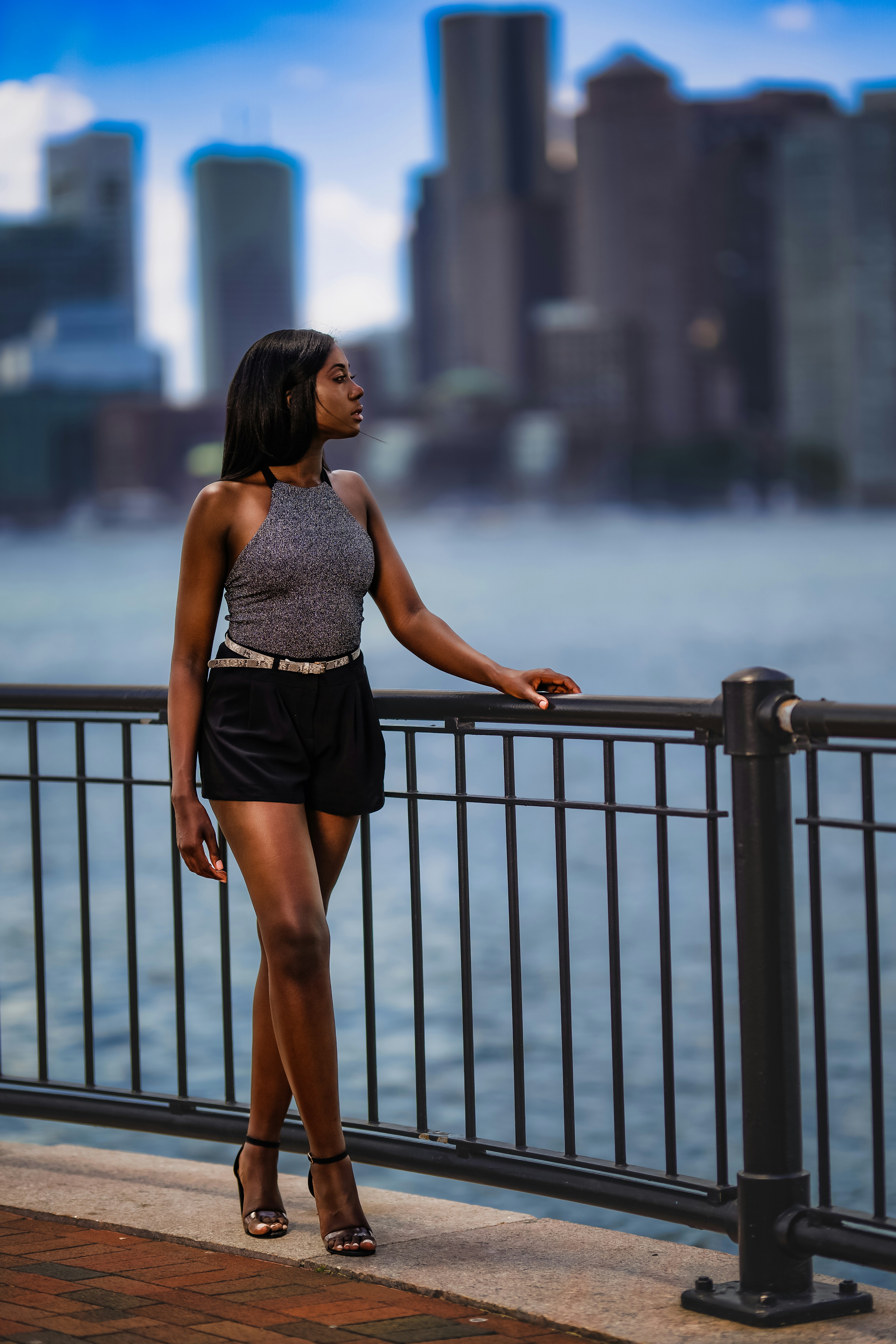 Une femme debout sur un pont