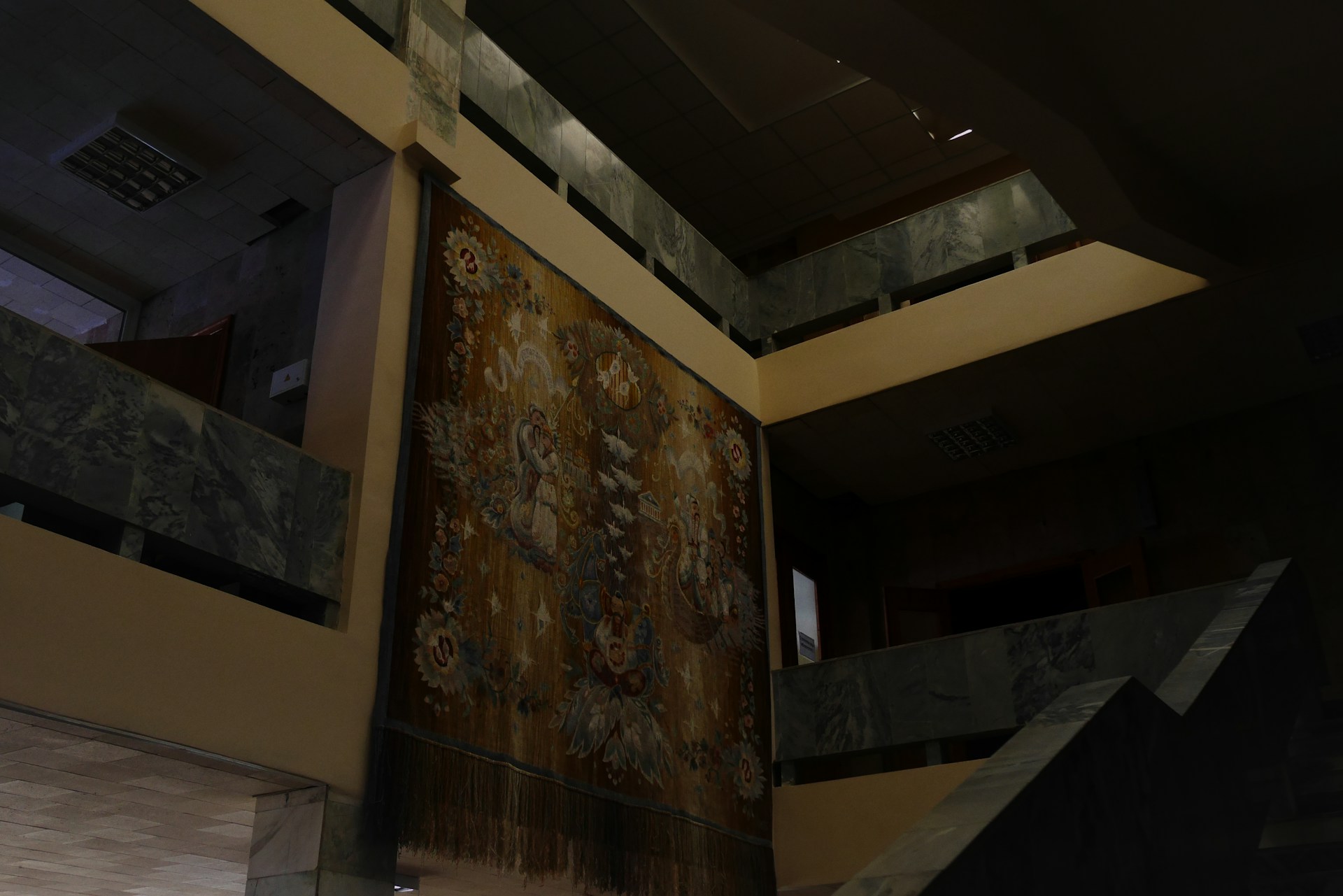 gray computer monitor