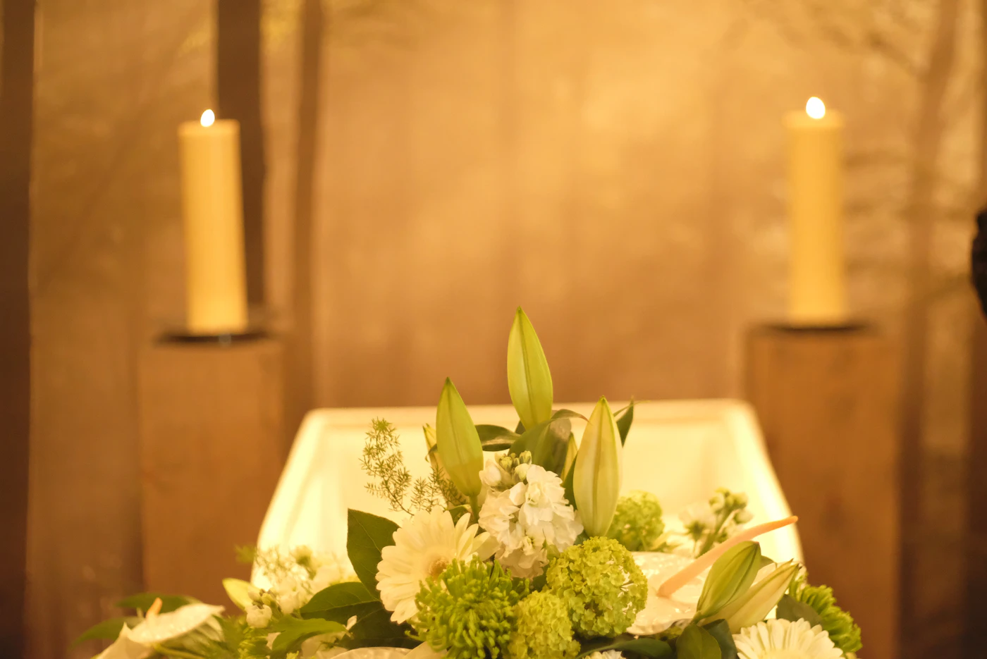 Composition florale claire et délicate, en hommage au défunt