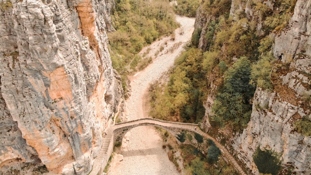 Un puente sobre un cañón