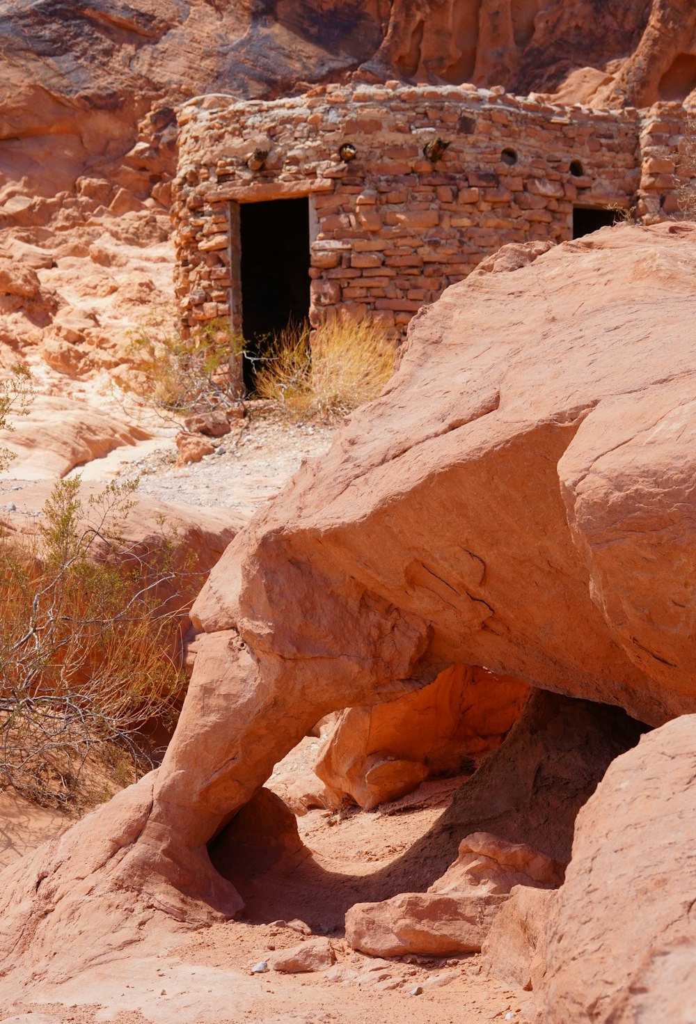 Una formazione rocciosa nel deserto