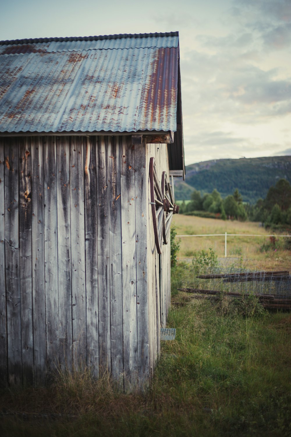 a wooden building with a roof