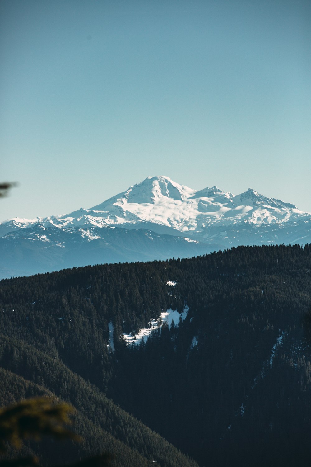 a snowy mountain range