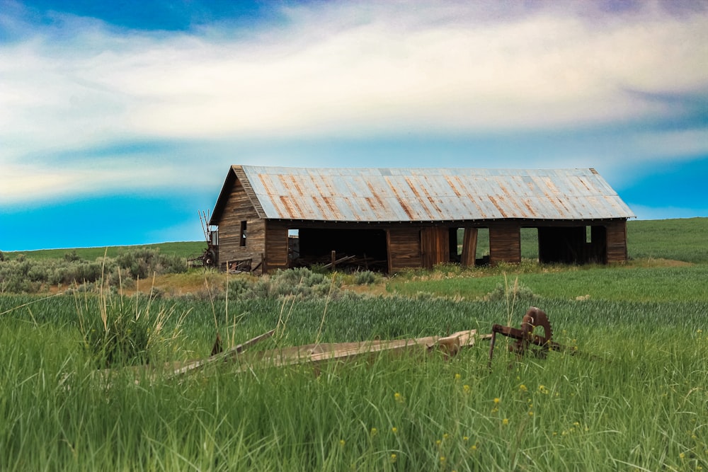 a barn in a grassy field