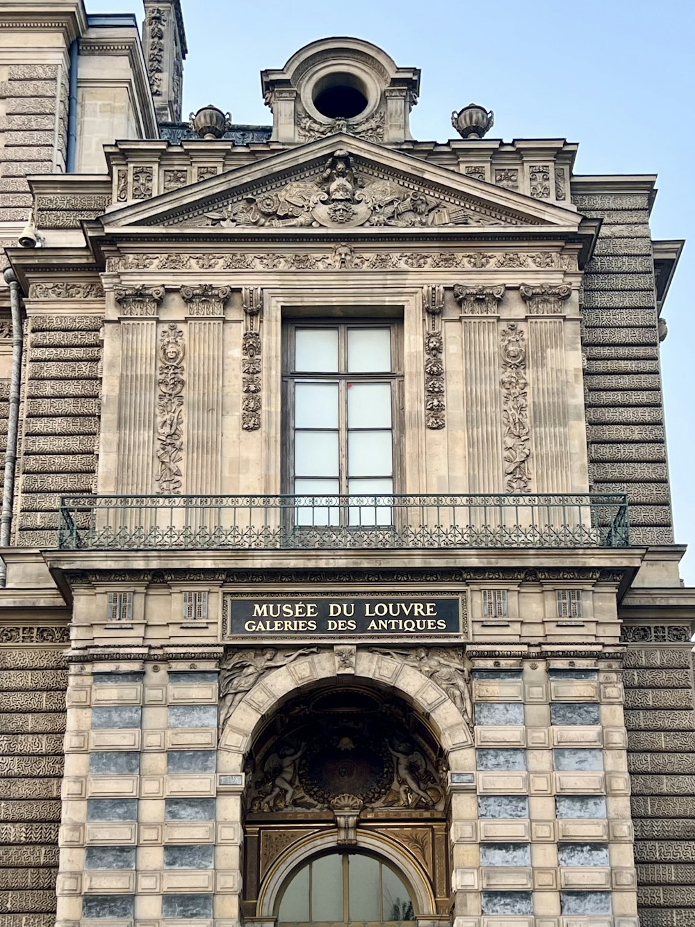 un edificio con un cartello su di esso