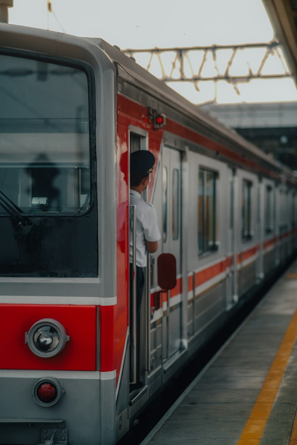 une personne qui monte dans un train