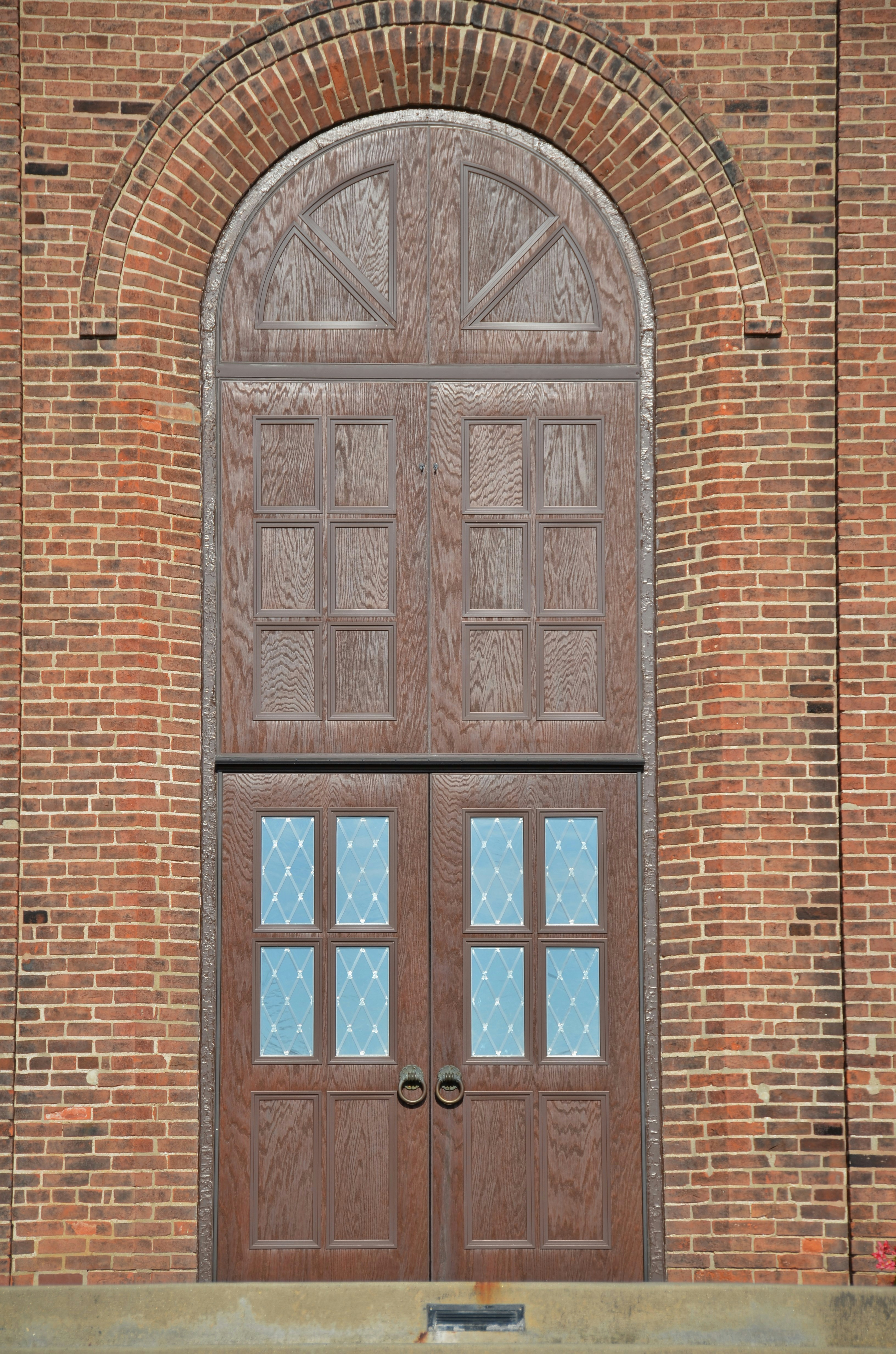 a-door-in-a-brick-building-photo-free-grey-image-on-unsplash