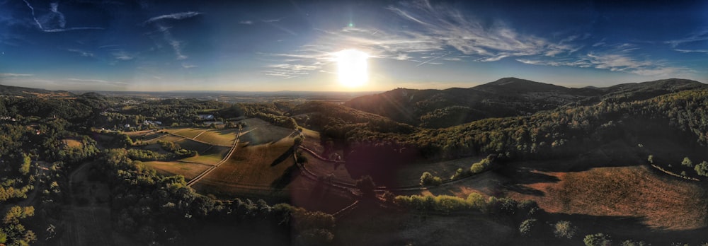 uma paisagem com um rio e montanhas